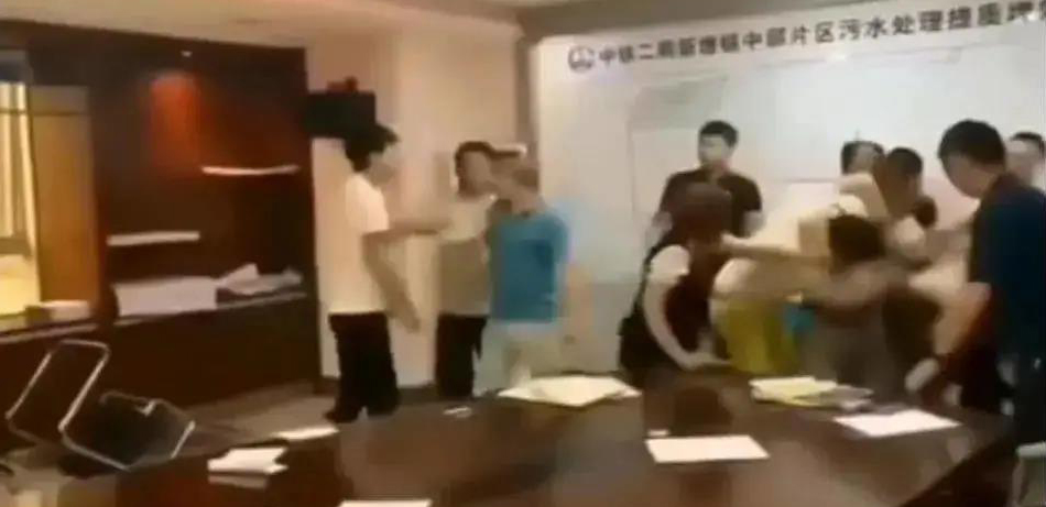 中鐵二局閥門(mén)投標(biāo)現(xiàn)場(chǎng)，報(bào)最低價(jià)者被“群揍”…咋回事？